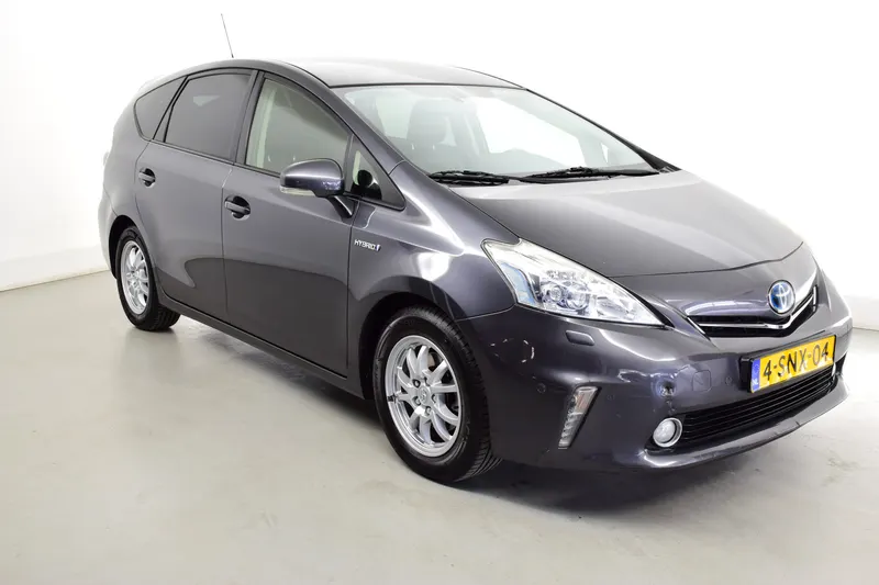 Toyota Prius Wagon (2013)