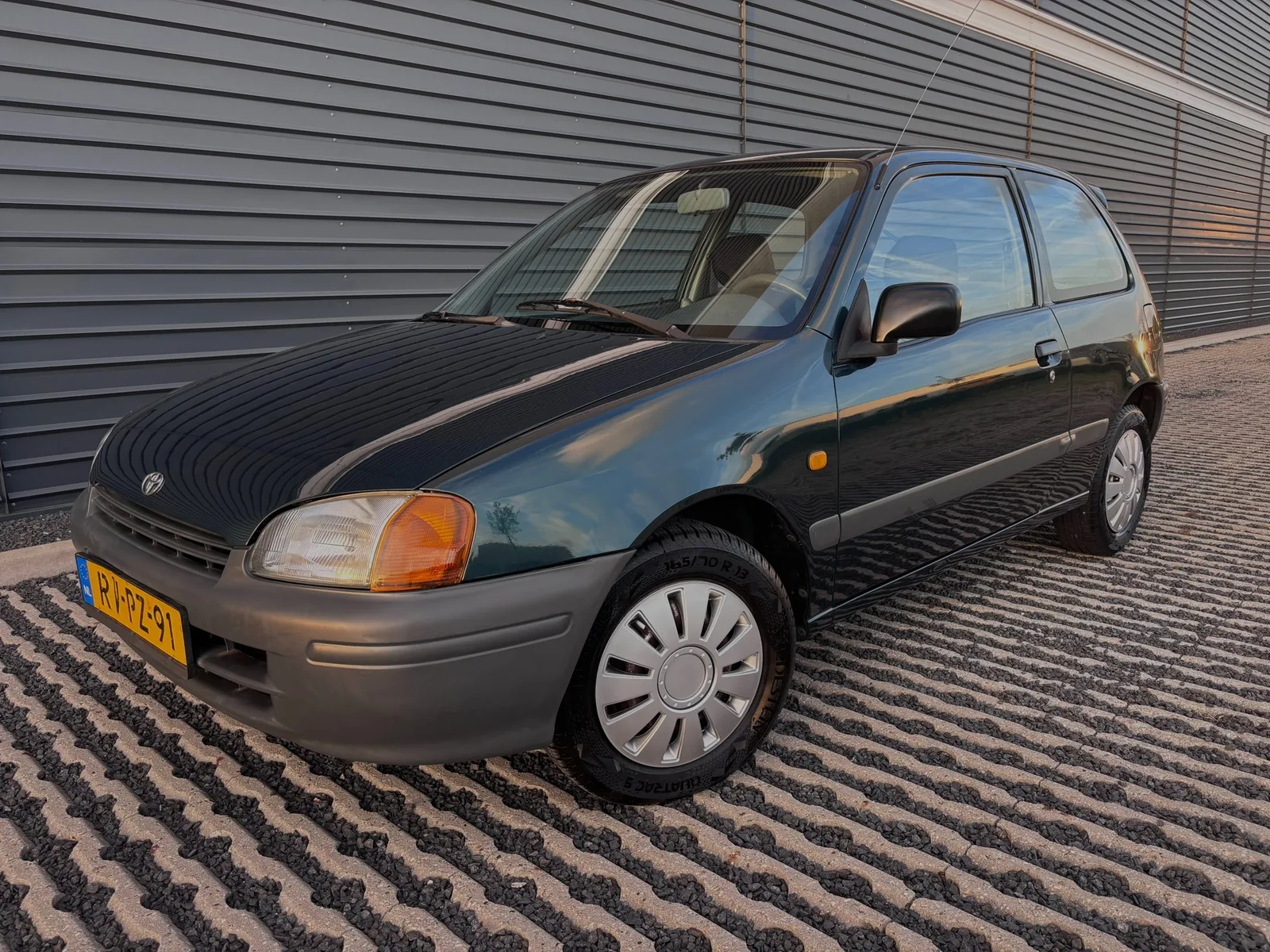 Toyota Starlet (1997) — foto 1
