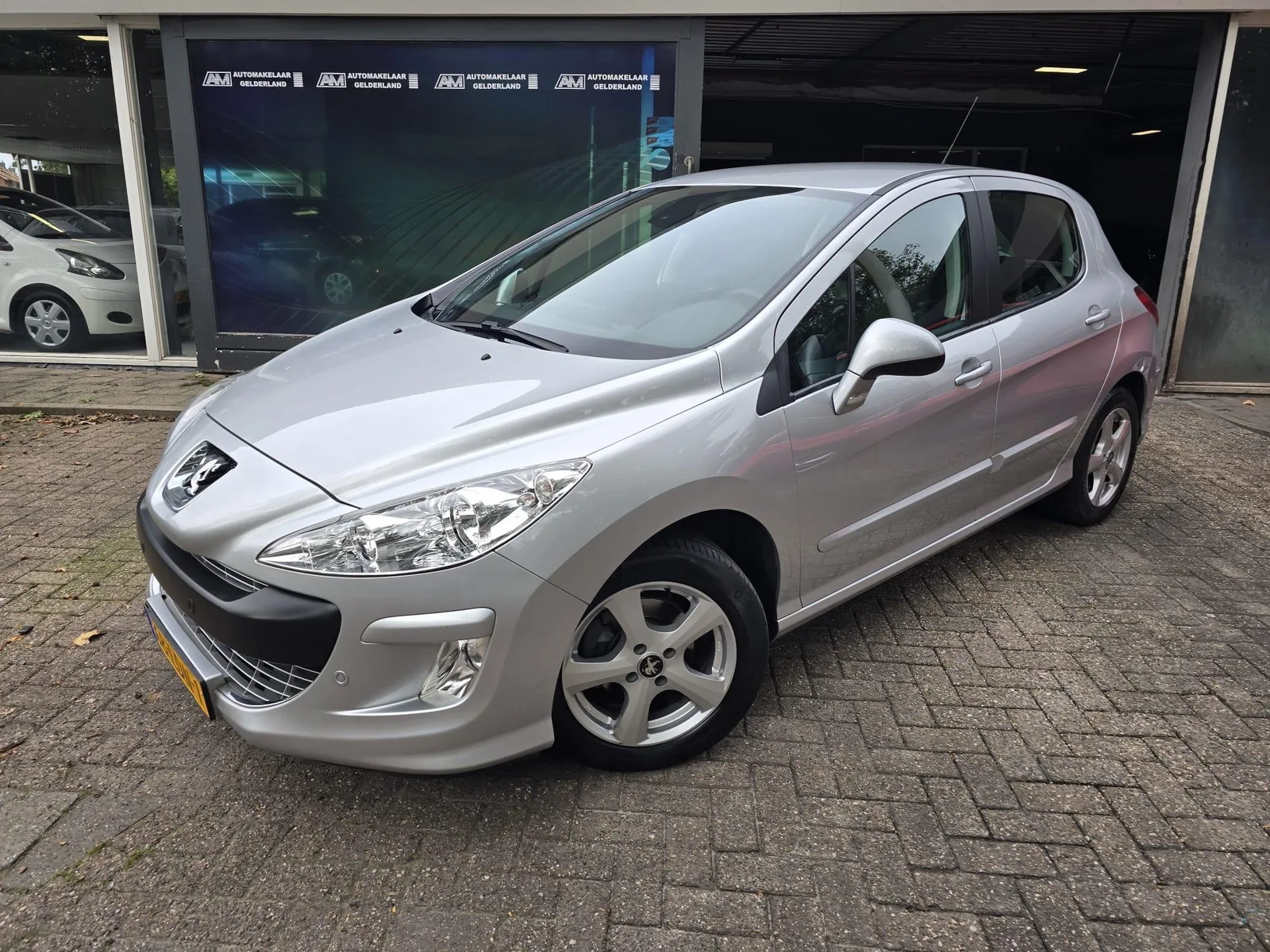 Peugeot 308 (2010) — foto 1
