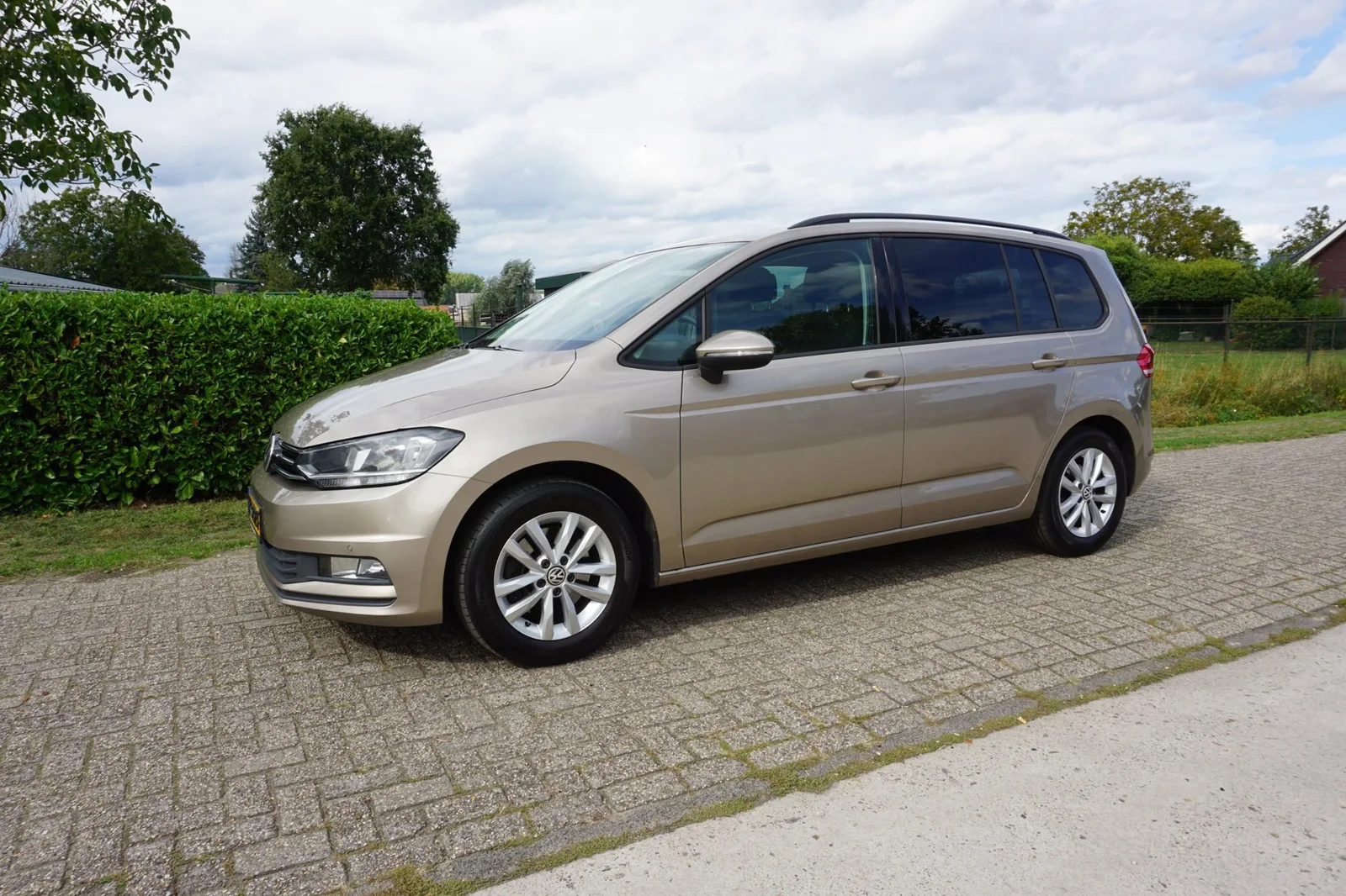 Volkswagen Touran (2015) — foto 1