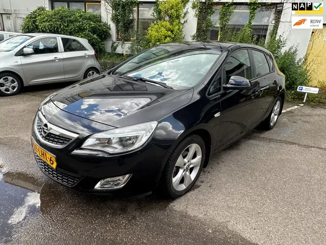 Opel Astra (2010) — foto 1