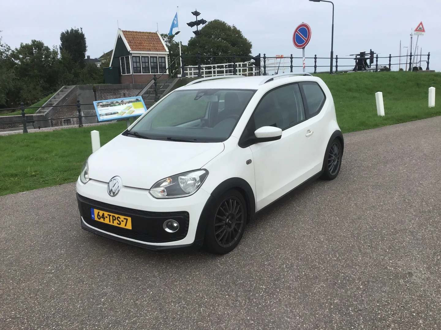 Volkswagen Up! (2012) — foto 1