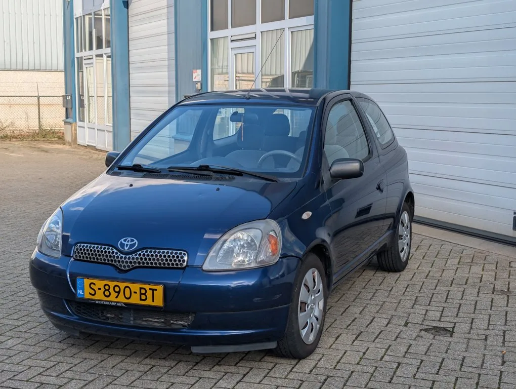 Toyota Yaris (2000) — foto 1