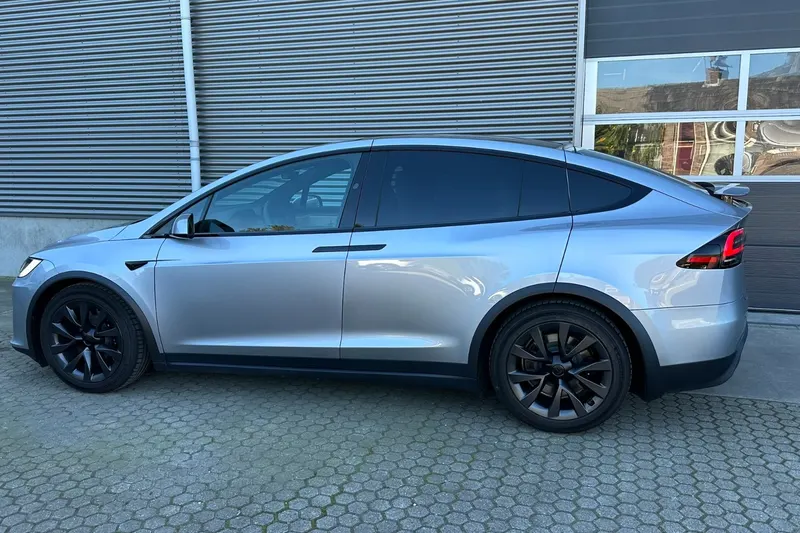 Tesla Model X (2025)