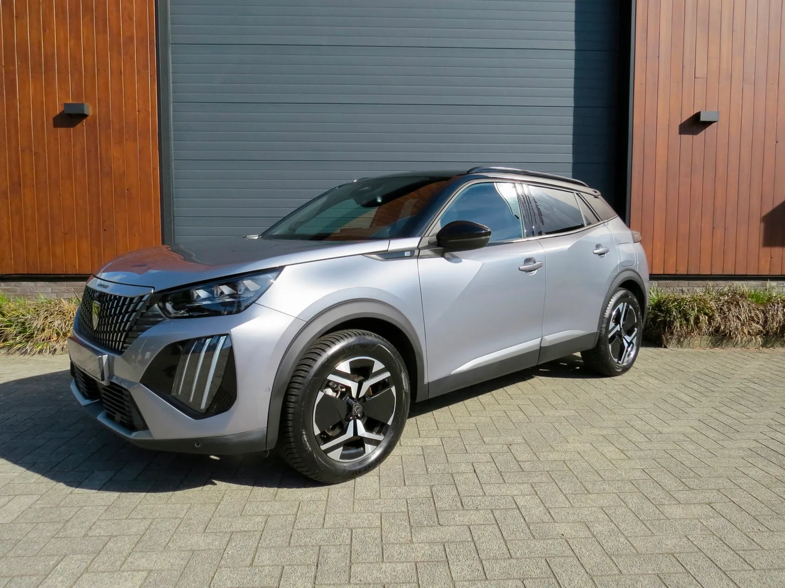 Peugeot e-2008 (2025) — foto 1