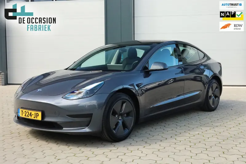 Tesla Model 3 (2023)