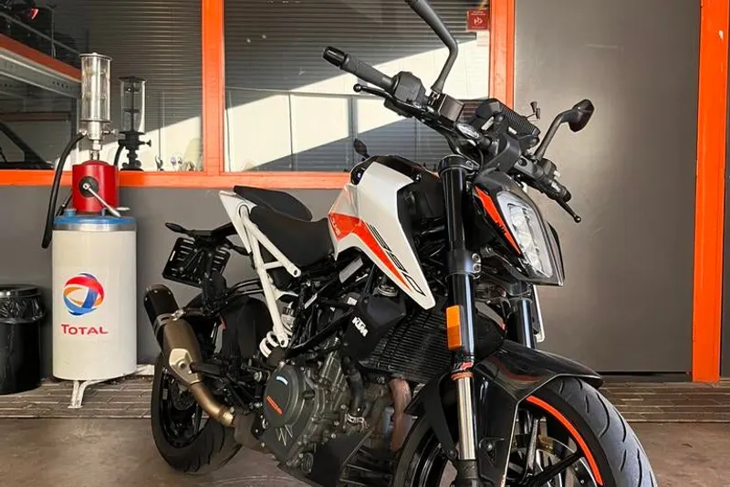 KTM Duke 390 (2023)