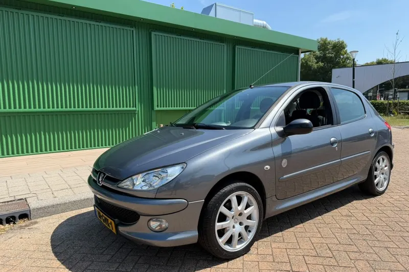 Peugeot 206 (2008)