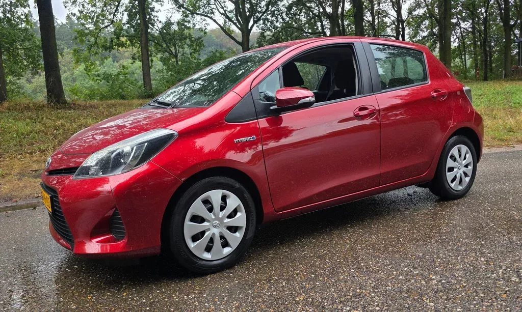 Toyota Yaris (2013) — foto 1