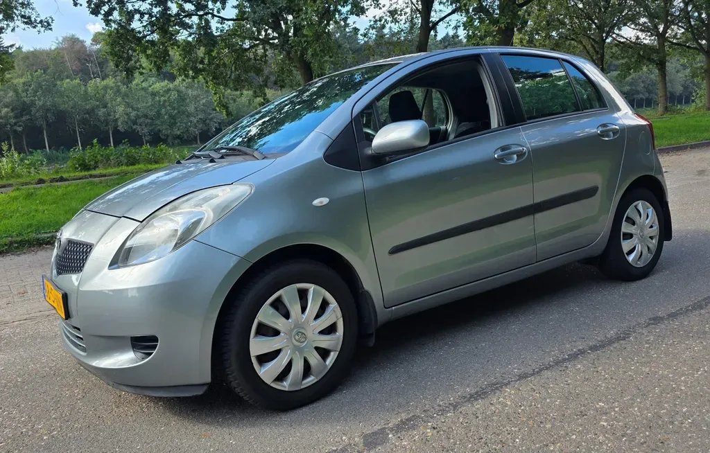 Toyota Yaris (2006) — foto 1