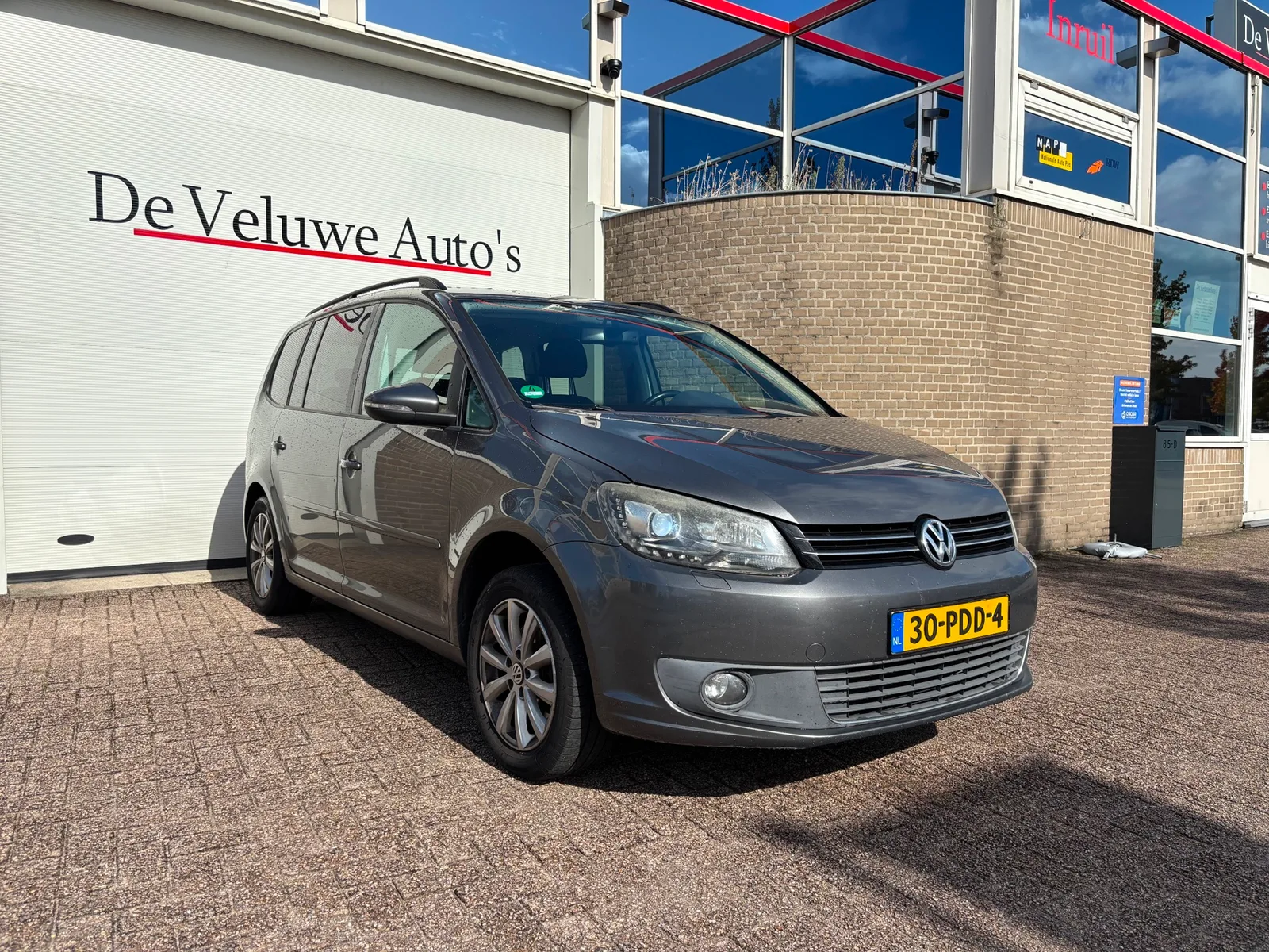 Volkswagen Touran (2011) — foto 1