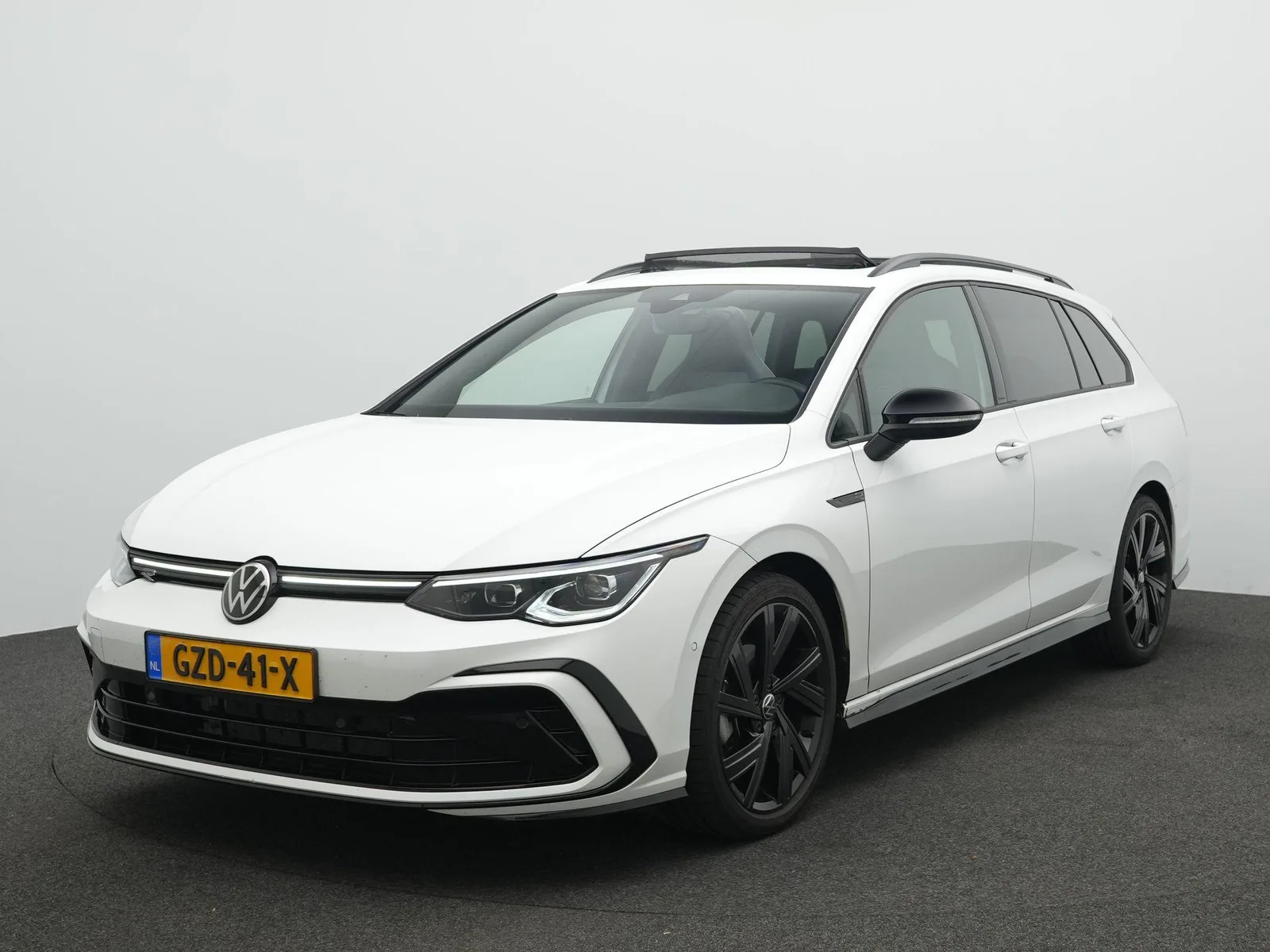 Volkswagen Golf (2024) — foto 1