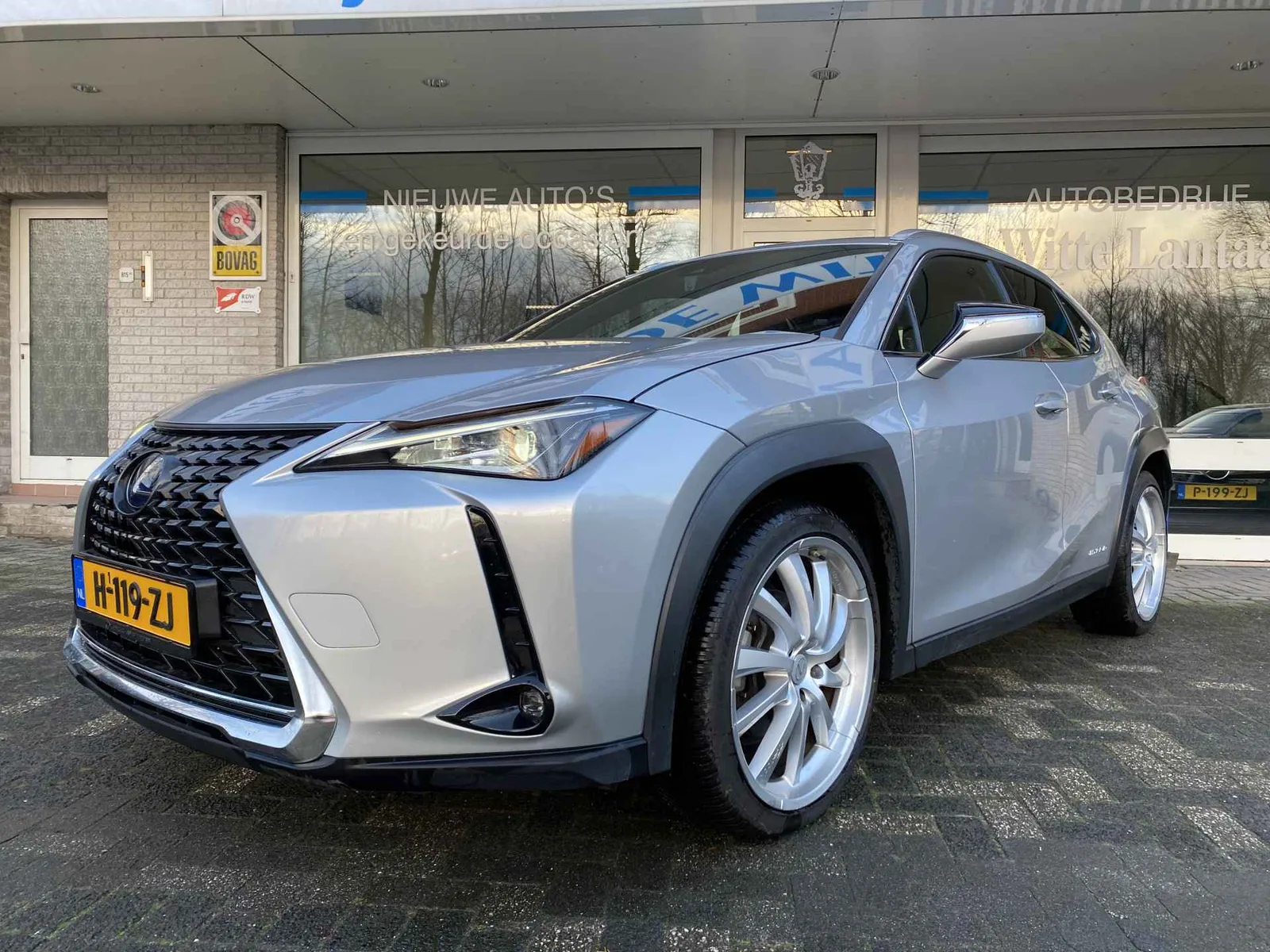Lexus UX (2019) — foto 1