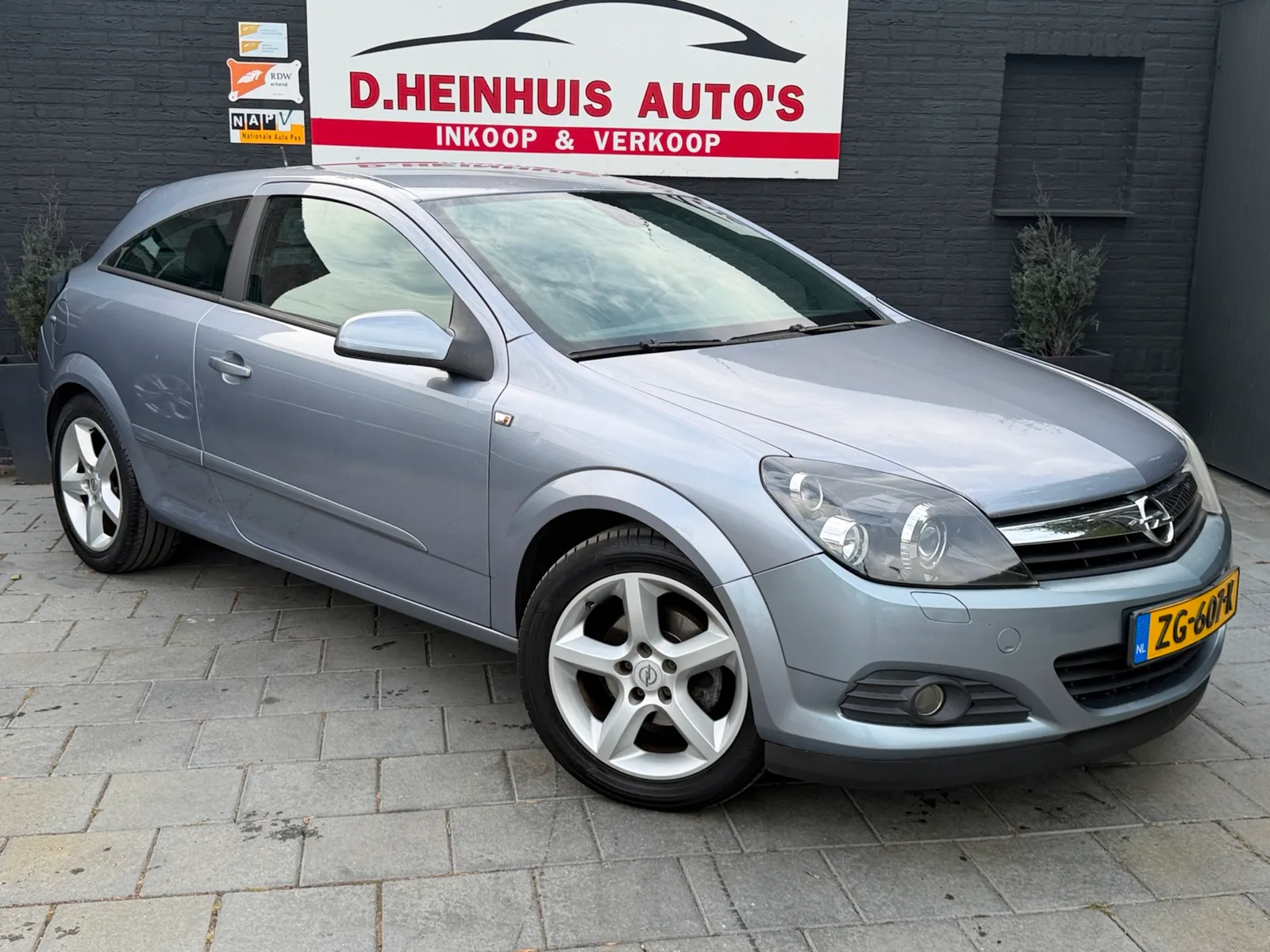 Opel Astra GTC (2006) — foto 1