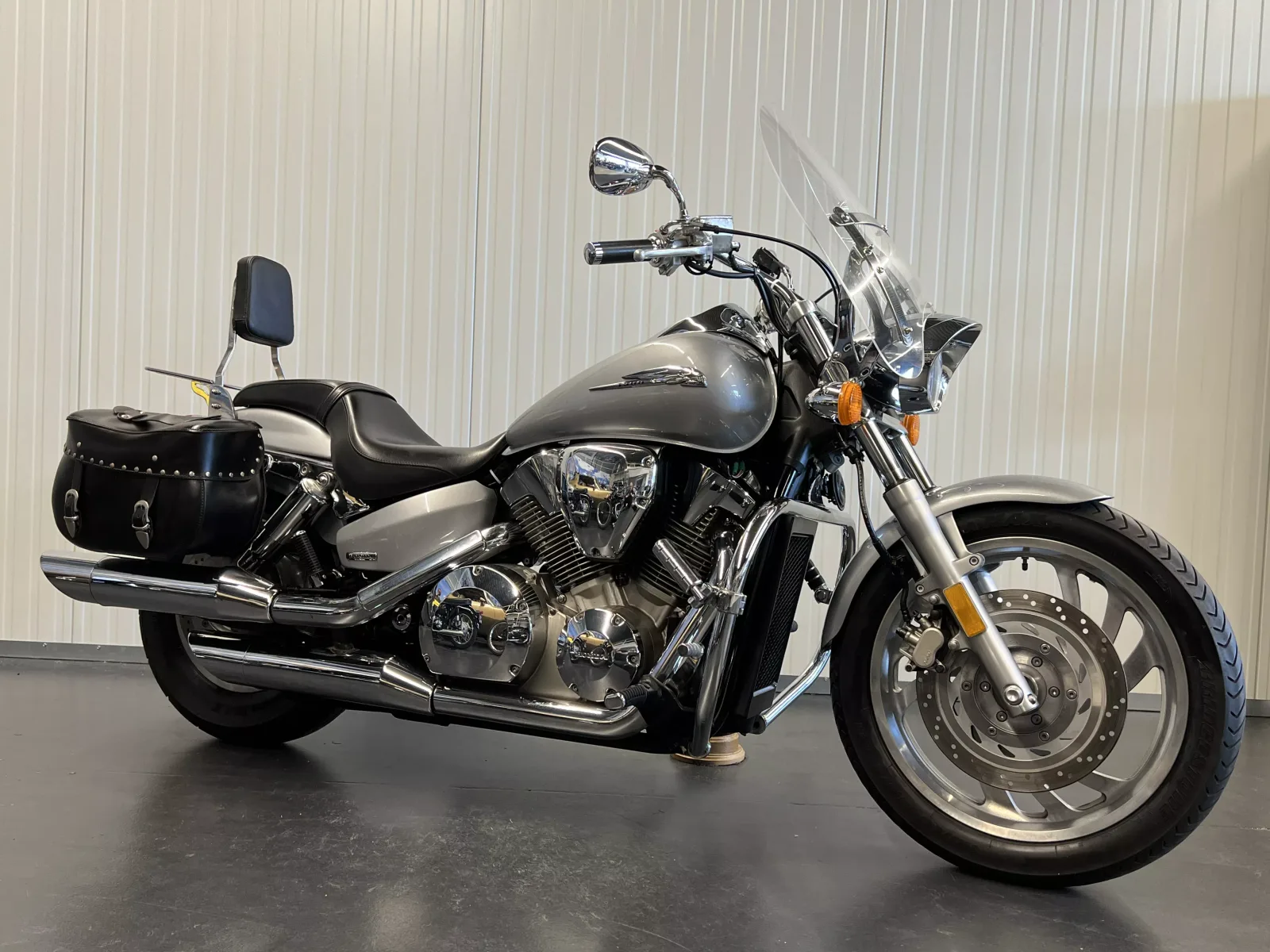 Honda VTX 1300 CUSTOM (2004) — foto 1