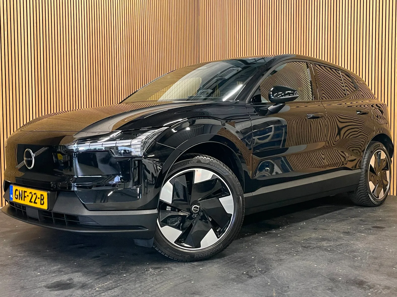 Volvo EX30 (2024) — foto 1