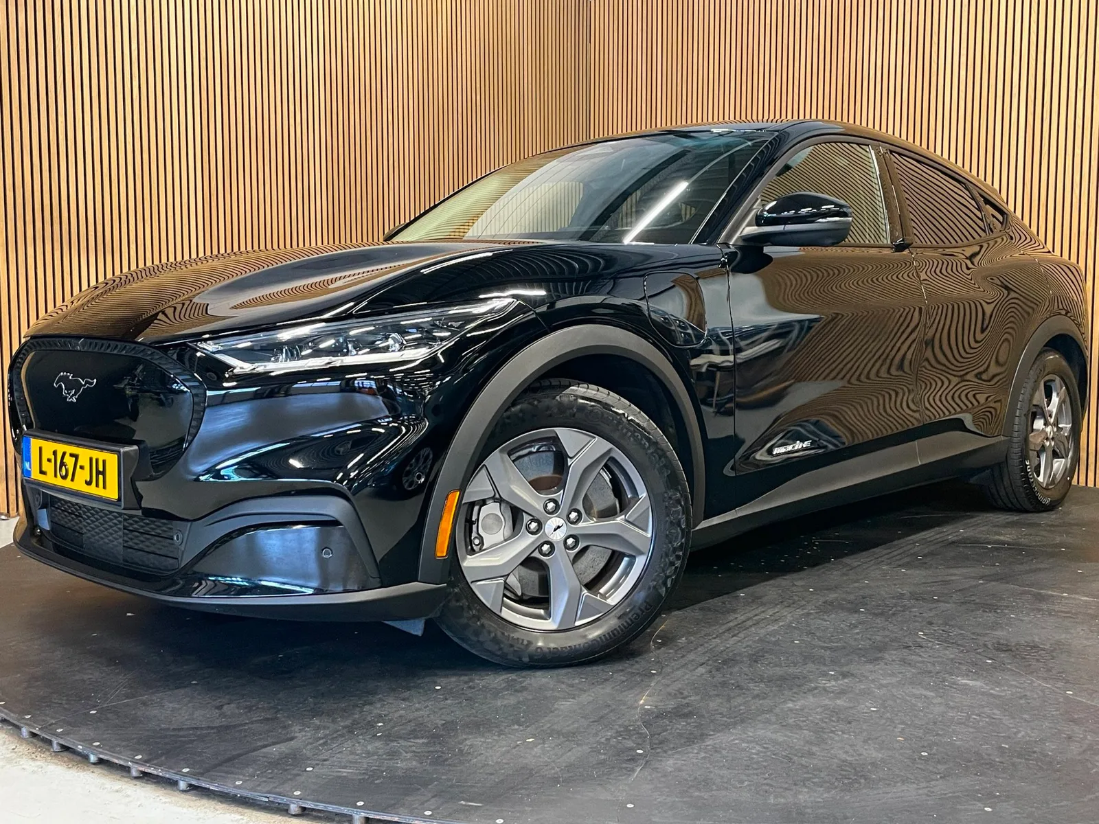 Ford Mustang Mach-E (2021) — foto 1