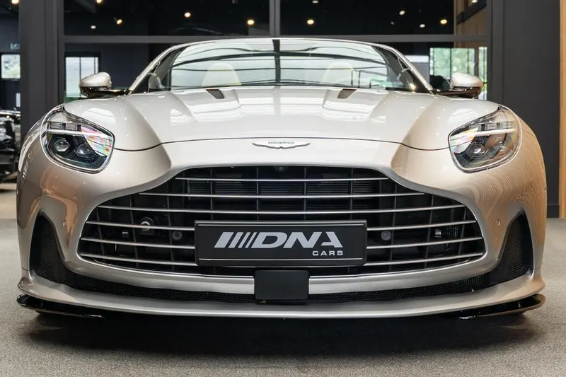 Aston Martin DB12 Volante (2024)