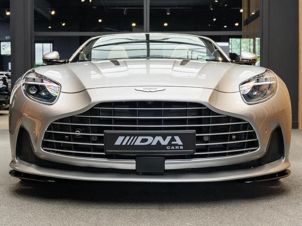 Aston Martin DB12 Volante (2024) — foto 1