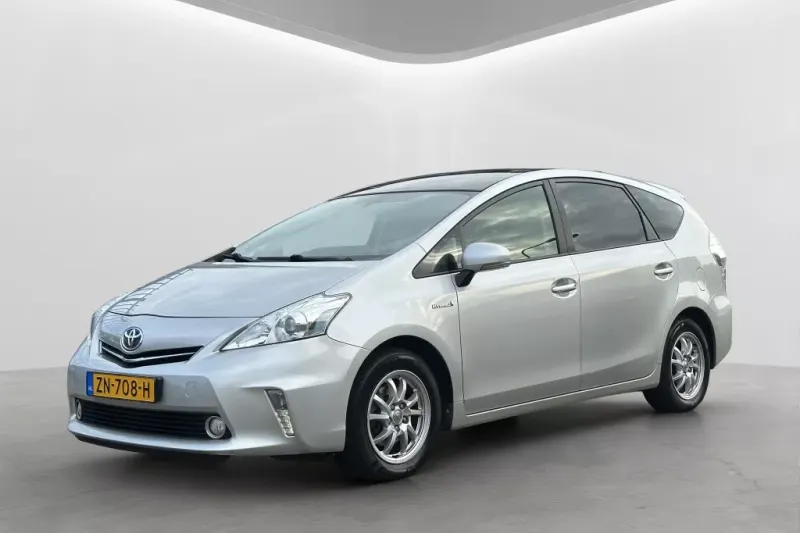 Toyota Prius Wagon (2014)