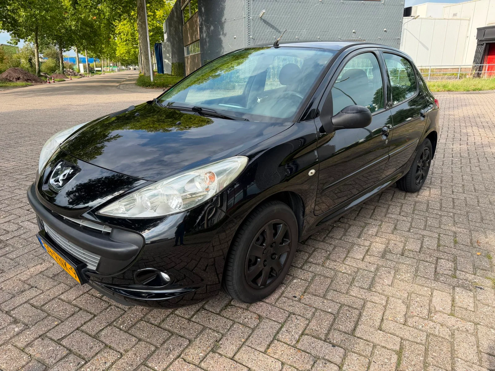 Peugeot 206 (2011) — foto 1