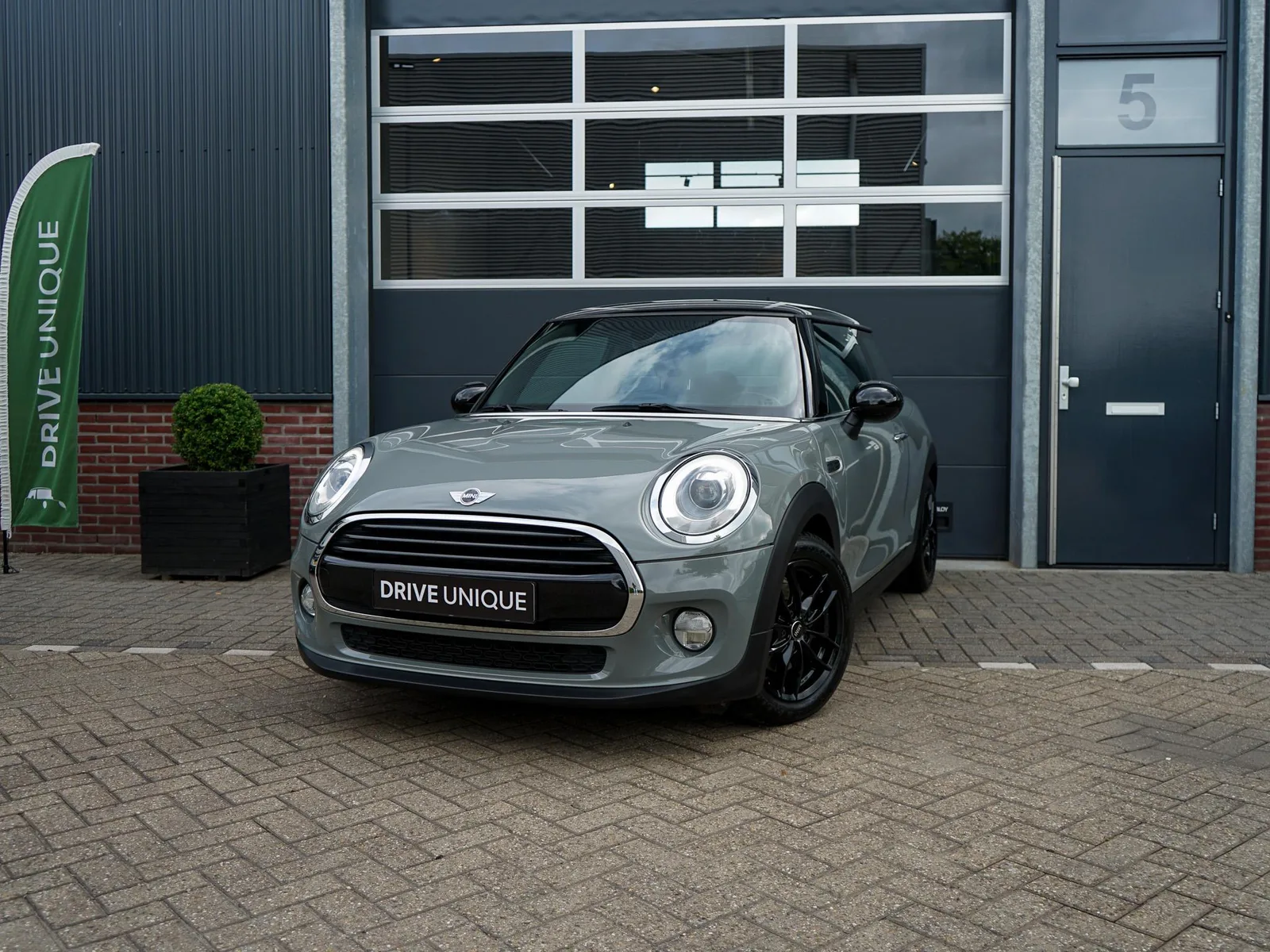 MINI  (2018) — foto 1