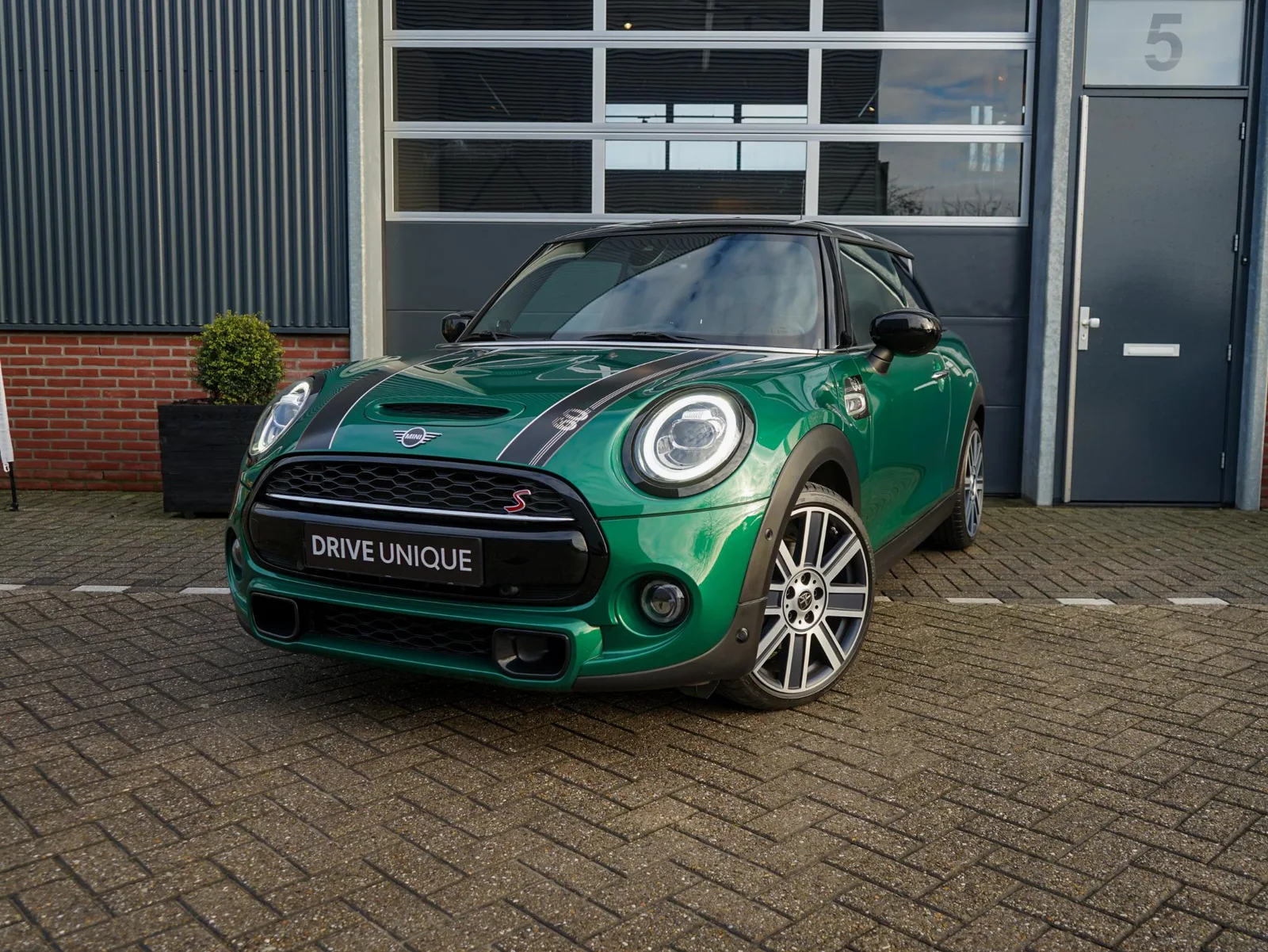 MINI  (2019) — foto 1