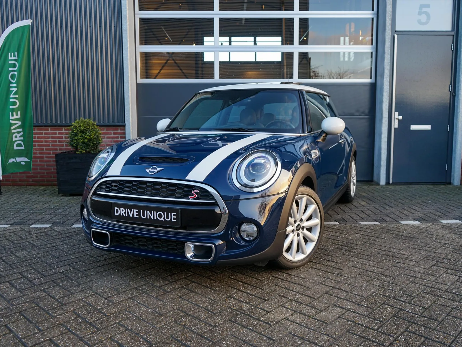 MINI  (2018) — foto 1