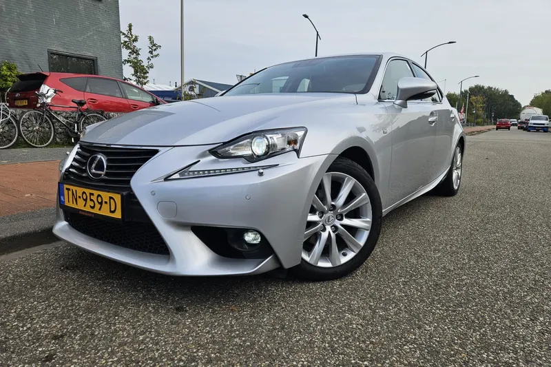 Lexus IS (2017)
