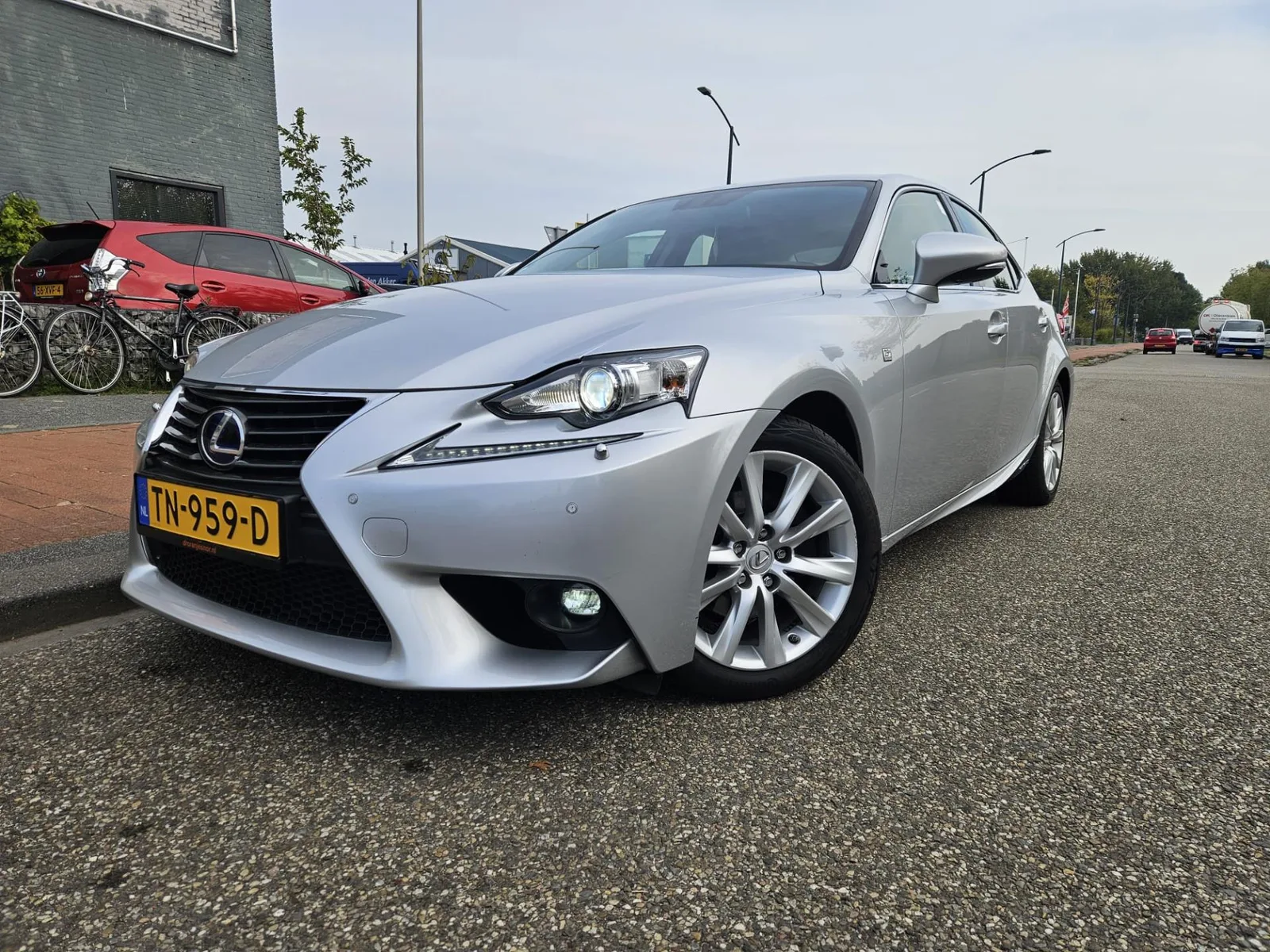 Lexus IS (2017) — foto 1