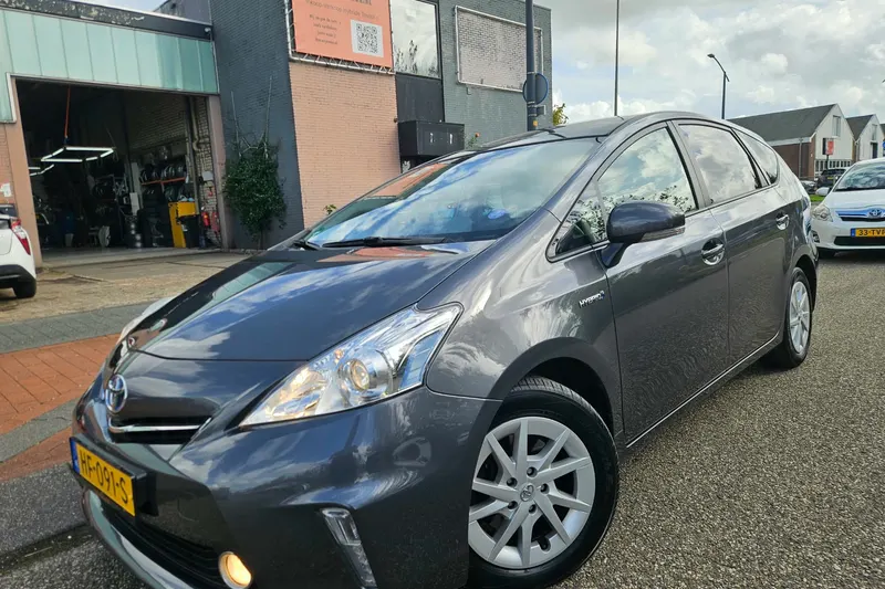 Toyota Prius Wagon (2012)