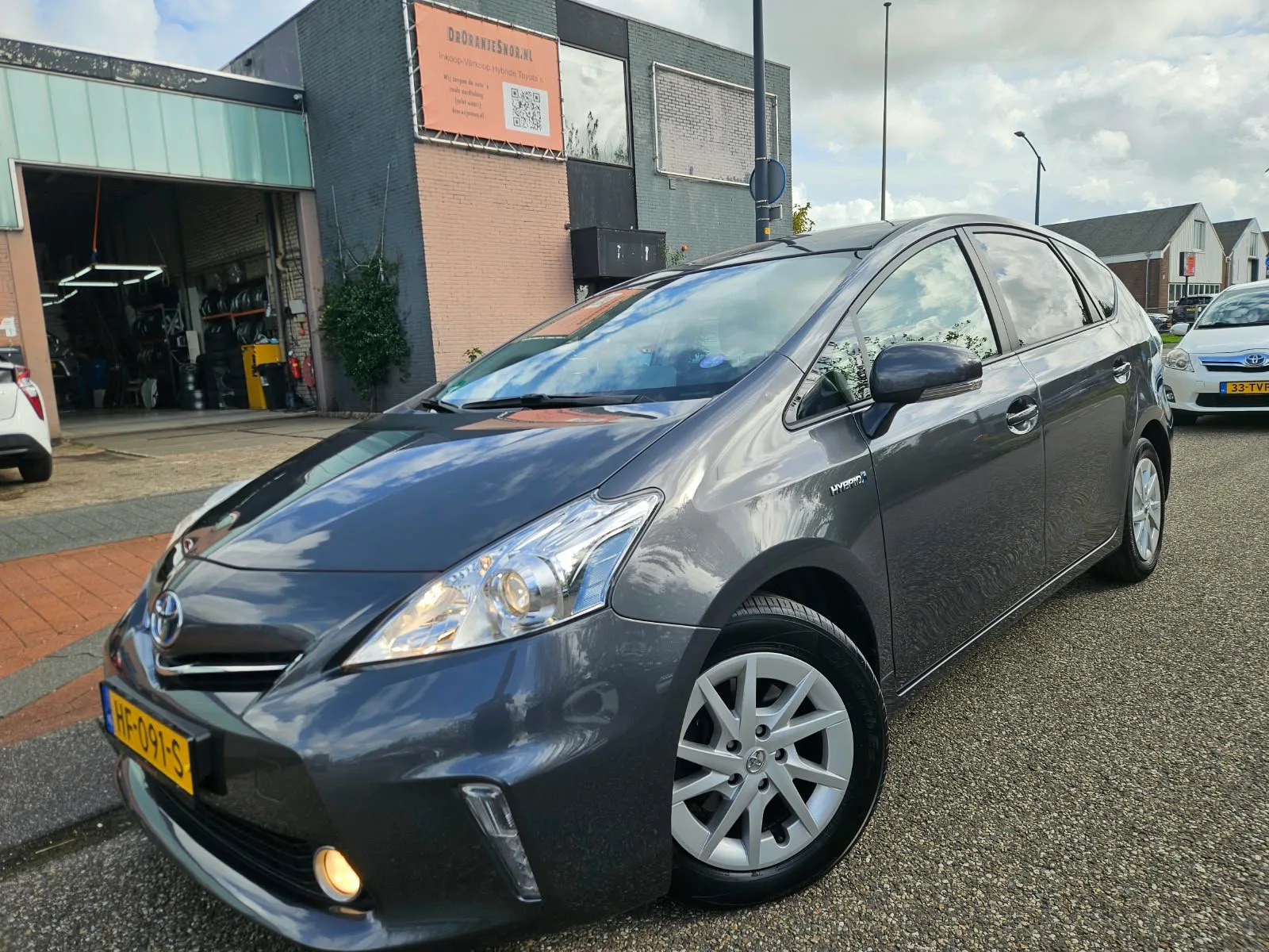Toyota Prius Wagon (2012) — foto 1