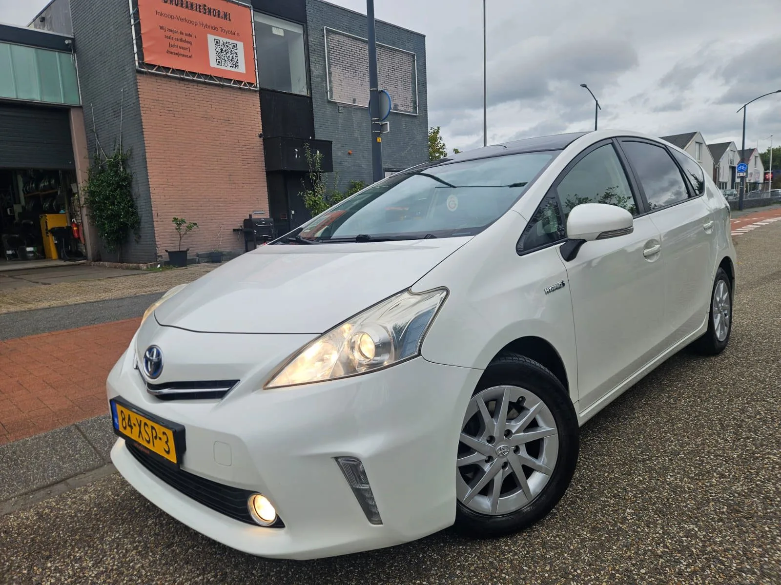 Toyota Prius Wagon (2012) — foto 1