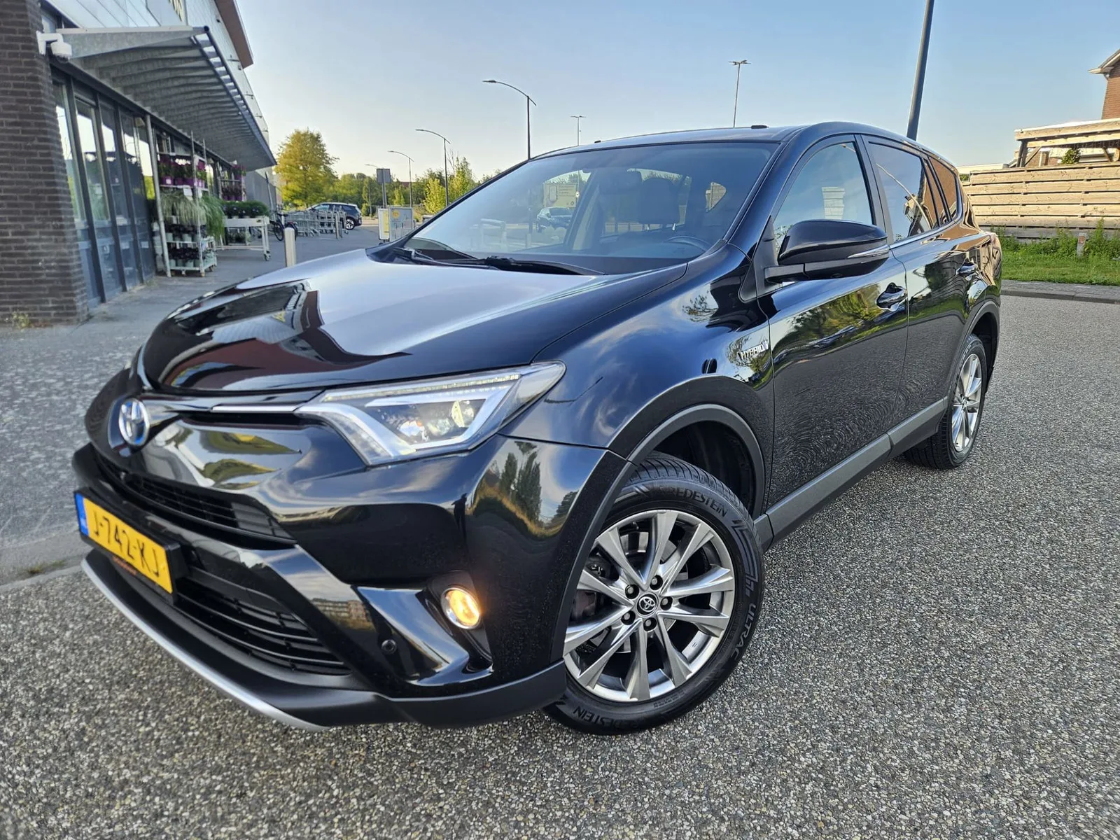 Toyota RAV4 (2016) — foto 1