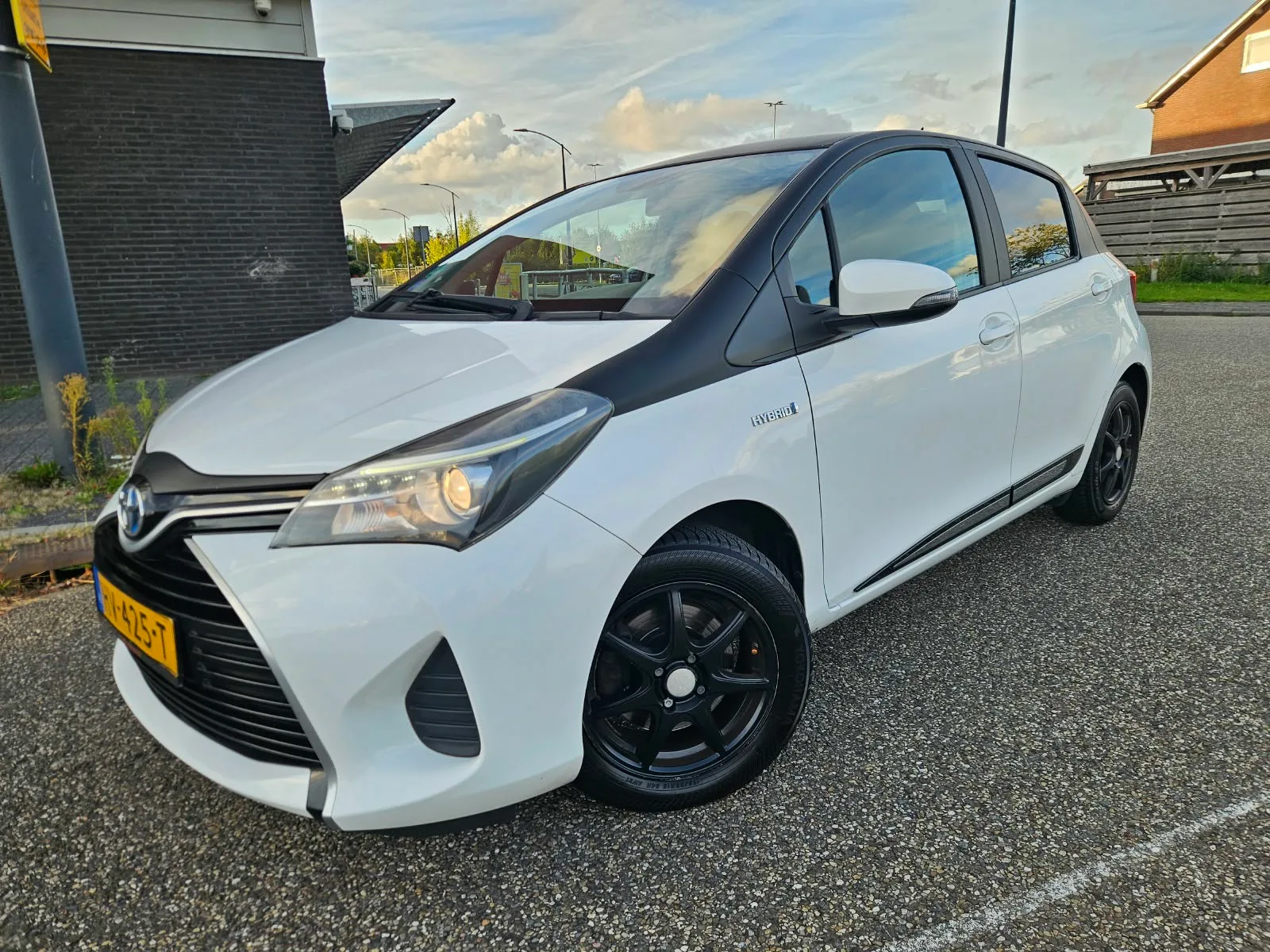 Toyota Yaris (2016) — foto 1