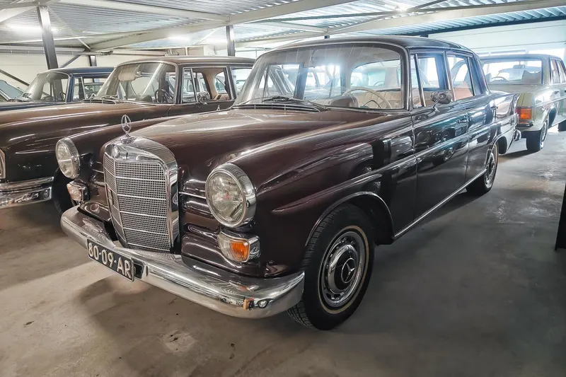 Mercedes-Benz 200-280 (1966)
