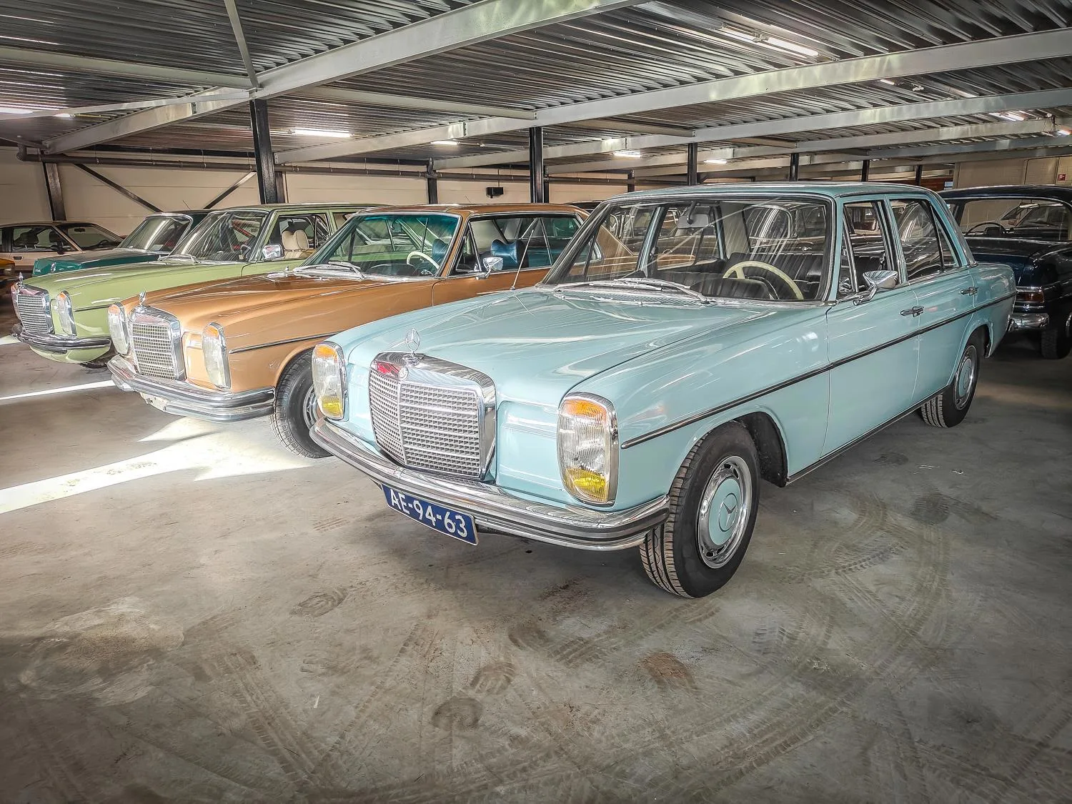 Mercedes-Benz 200-280 (1971) — foto 1