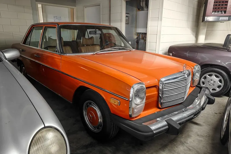Mercedes-Benz 200-280 (1976)