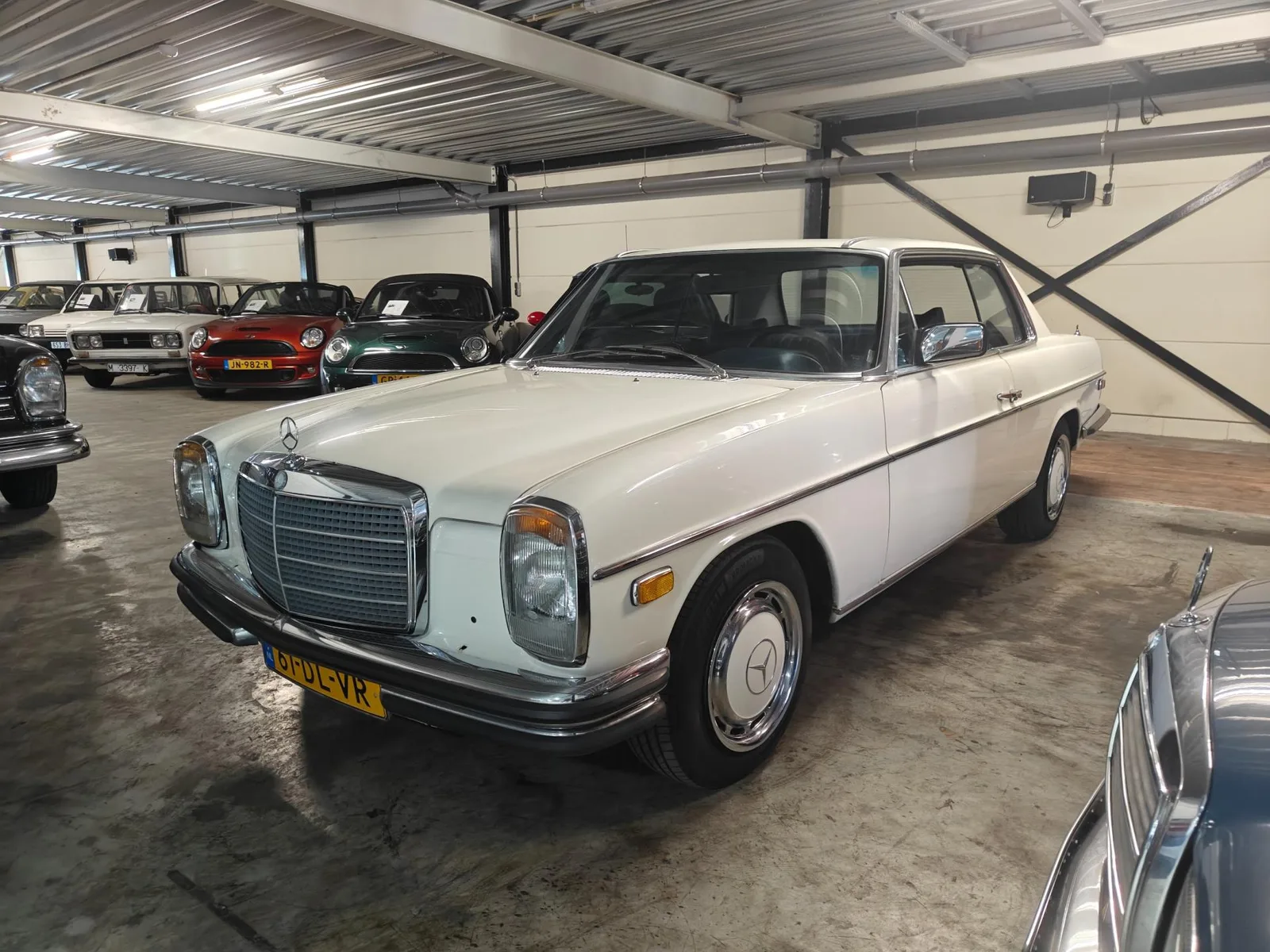 Mercedes-Benz 200-280 (1974) — foto 1
