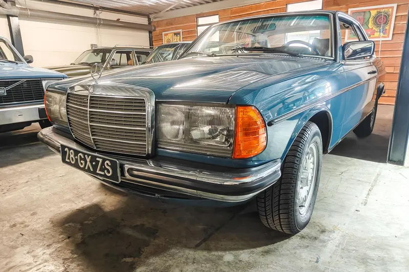 Mercedes-Benz 200-280 (1979)