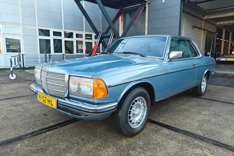 Mercedes-Benz 200-280 (1978)