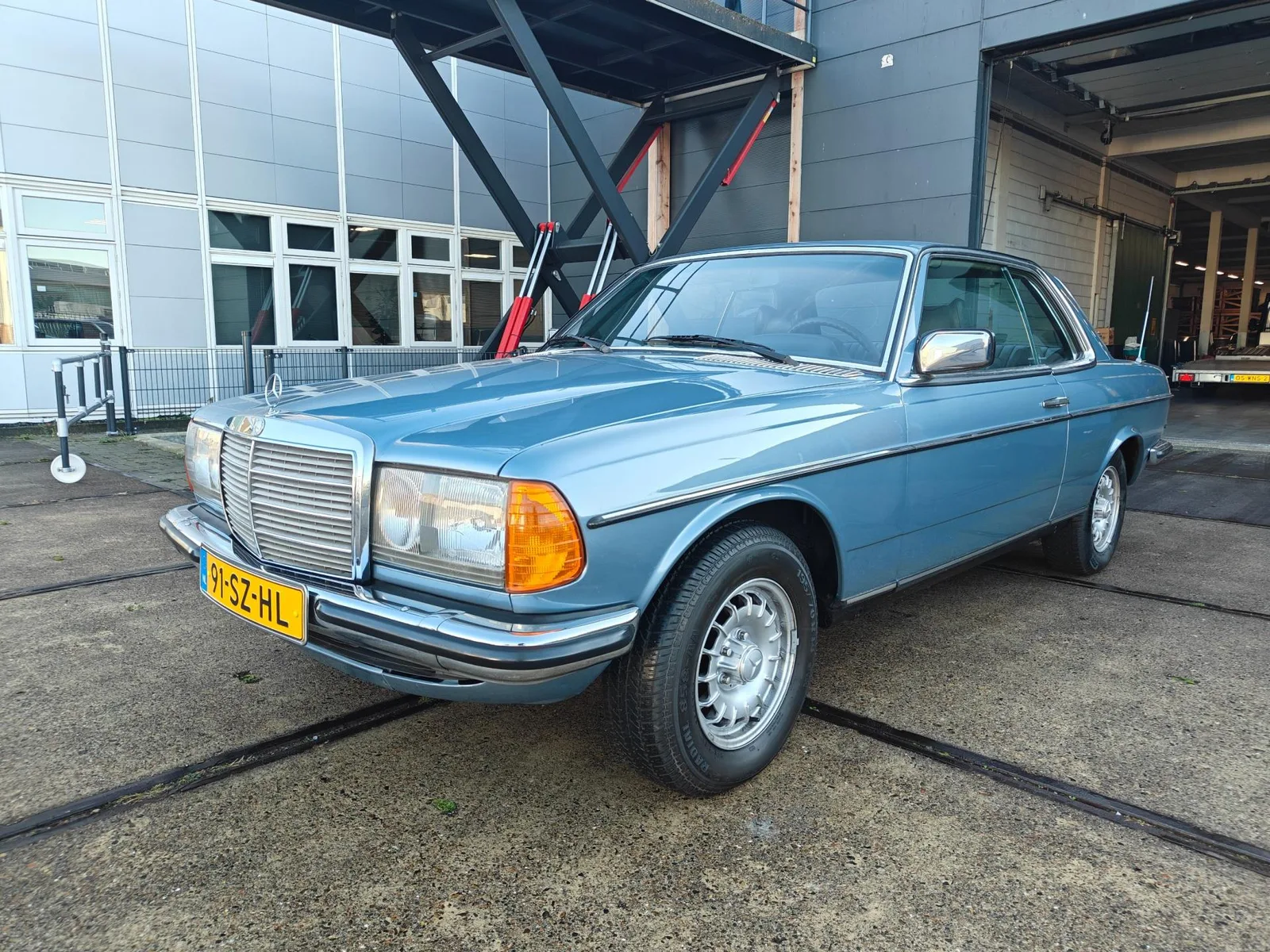 Mercedes-Benz 200-280 (1978) — foto 1