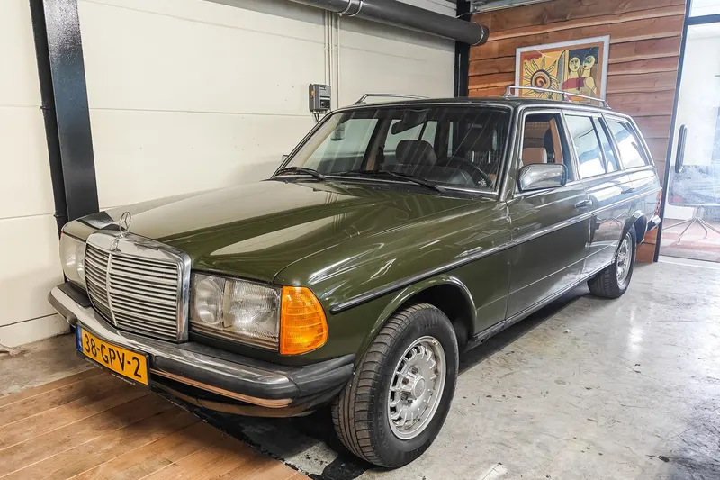Mercedes-Benz 200-280 (1982)
