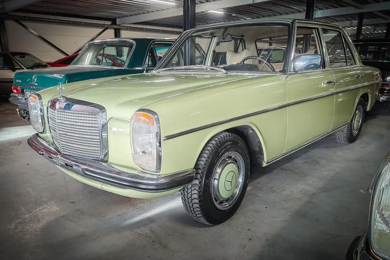 Mercedes-Benz 230-6 (1975)