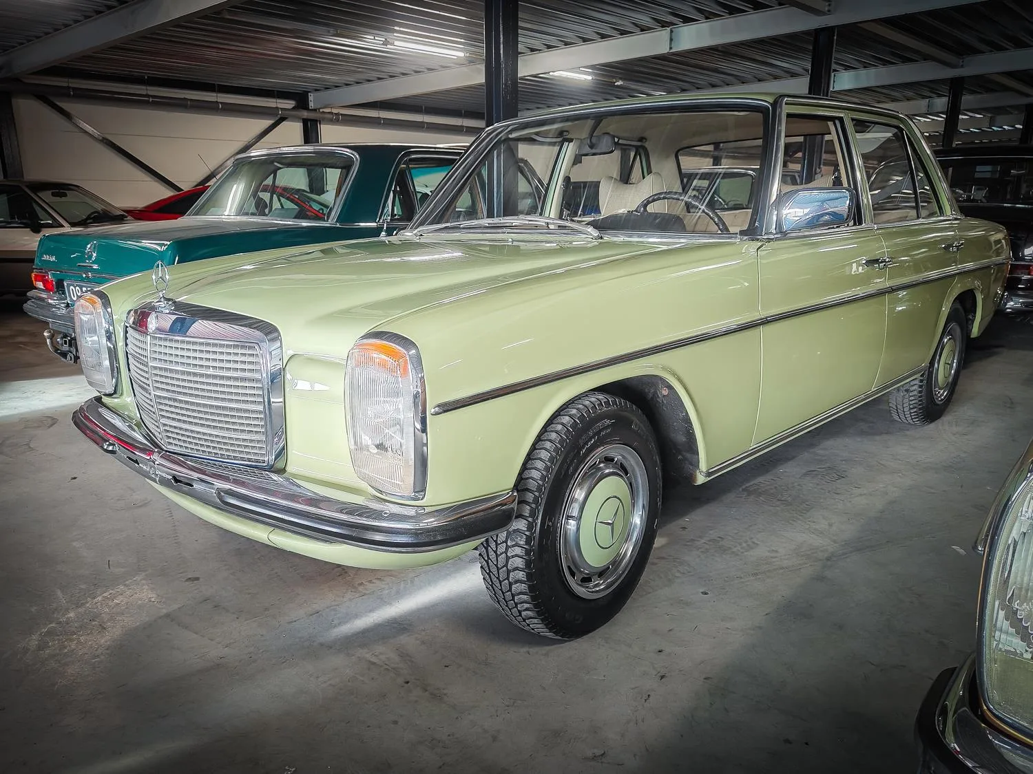 Mercedes-Benz 230-6 (1975) — foto 1