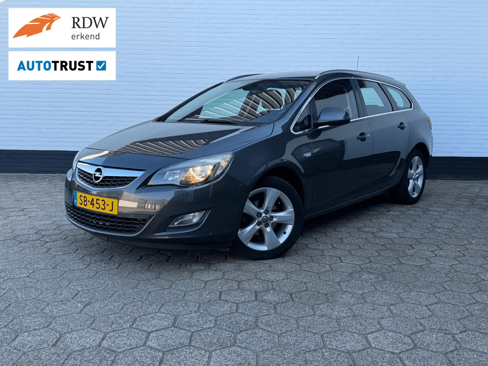 Opel Astra Sports Tourer (2011) — foto 1
