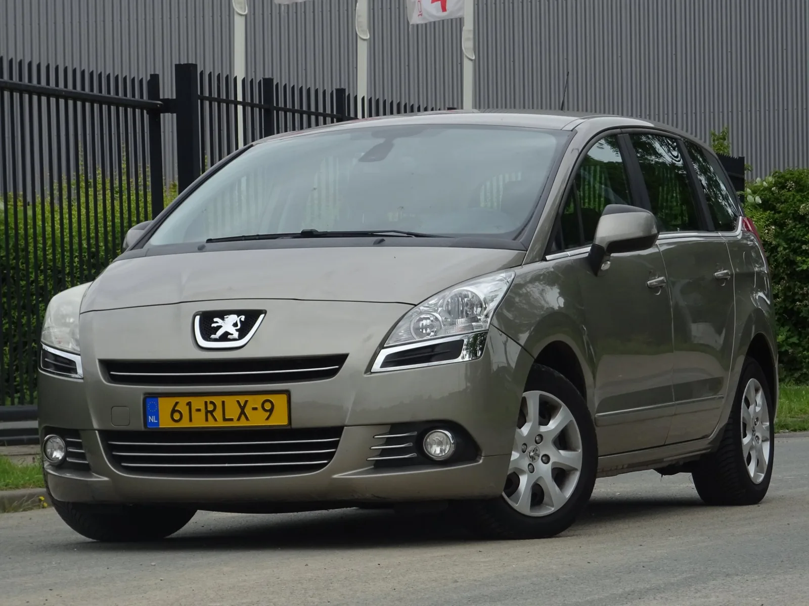 Peugeot 5008 (2011) — foto 1