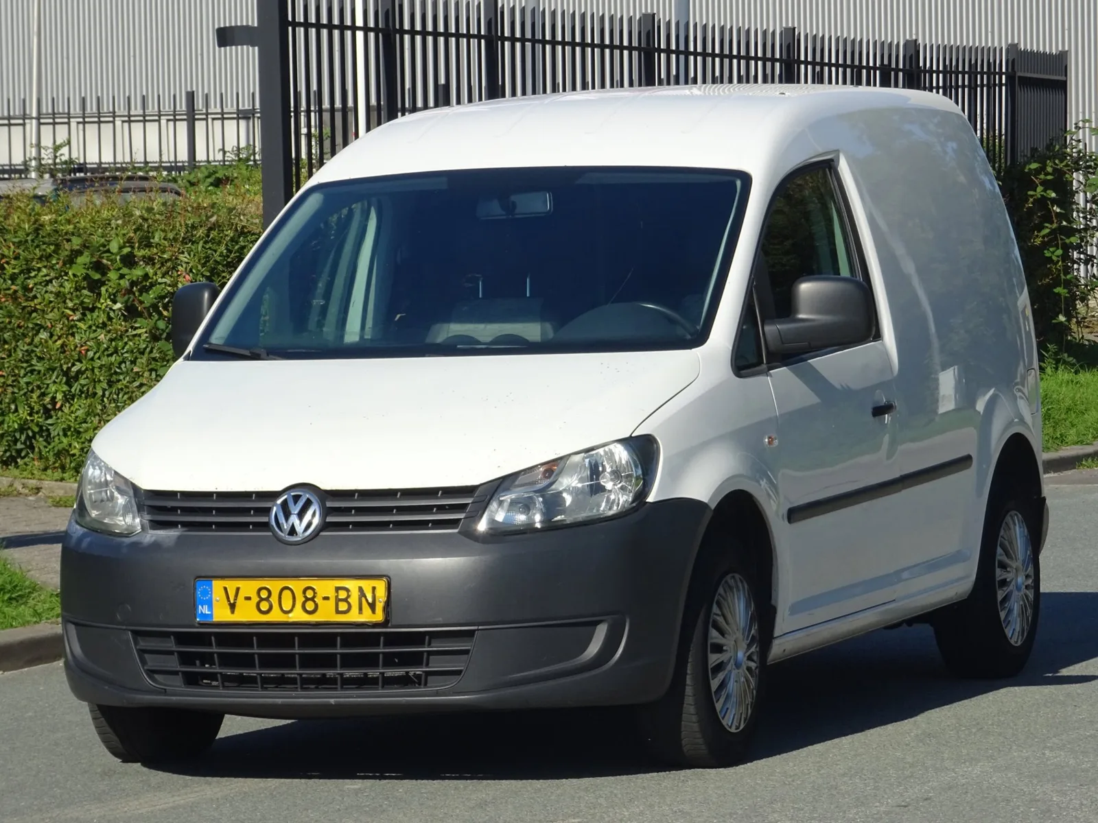 Volkswagen Caddy (2013) — foto 1