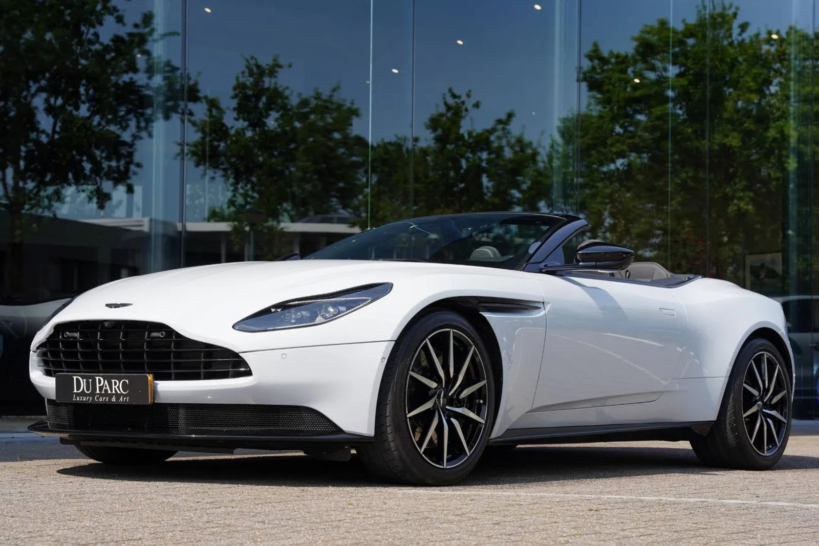 Aston Martin DB11 Volante (2023) — foto 1