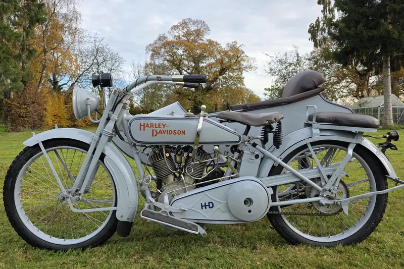 Harley-Davidson j 1000cc IOE with sidecar (1919)